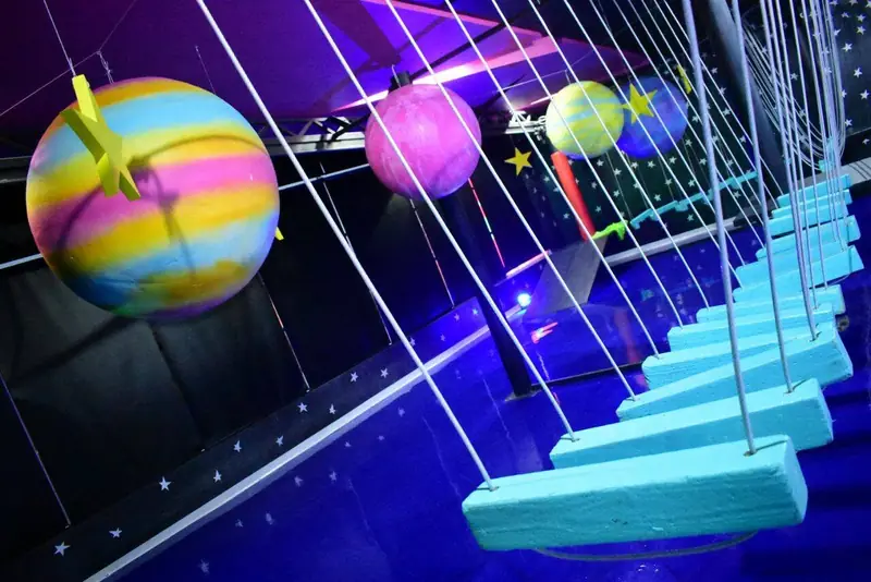 Puentes de cuerda en la zona espacial